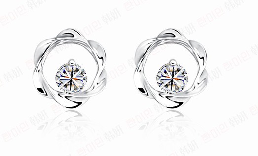 Fashionable silver earring